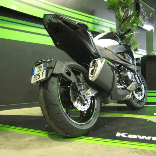 Portamatrículas a la rueda Kawasaki Z800 negro