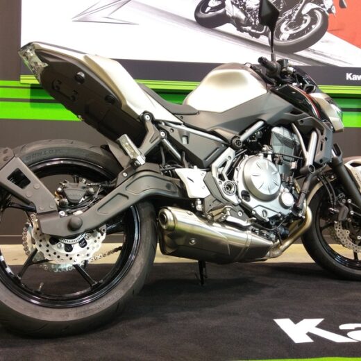 Portamatrículas a la rueda Kawasaki Z650 negro